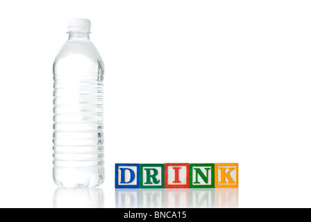 Colorata per bambini ortografia blocchi drink con un chiaro bottiglia d'acqua in plastica Foto Stock