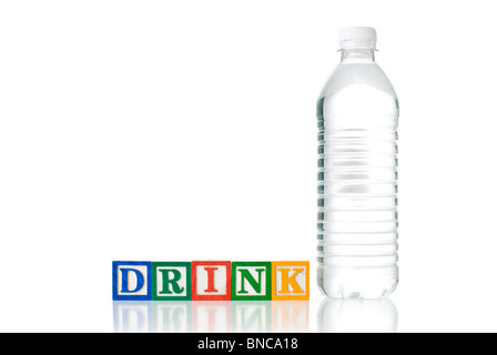 Colorata per bambini ortografia blocchi drink con un chiaro bottiglia d'acqua in plastica Foto Stock