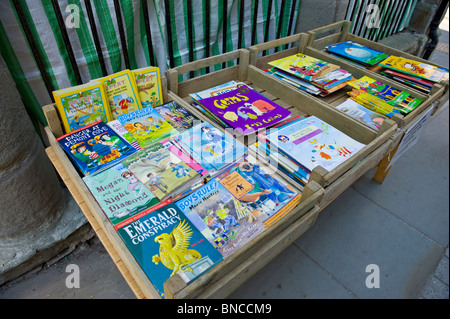 Display sul marciapiede di libri per bambini in vendita al di fuori del bookshop in booktown di Hay-on-Wye Powys Wales UK Foto Stock