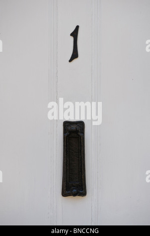 No. 1 bianco davanti la porta di casa in Hay-on-Wye Powys Wales UK Foto Stock