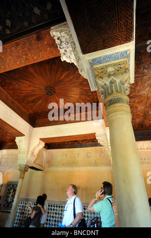 I turisti all'interno del Mexuar una delle prime sale in palazzi Nasrid nell'Alhambra Foto Stock