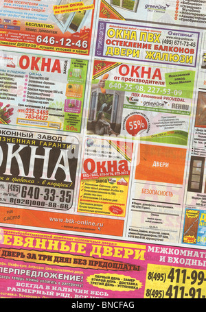Business russo annunci in giornali gratuiti (serie verticale in alta risoluzione) Foto Stock