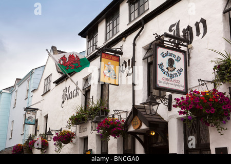 Regno Unito, Galles Gwynedd, Caernarfon, Stryd y Plas, antica Black Boy Inn Caernarvon il più antico pub Foto Stock