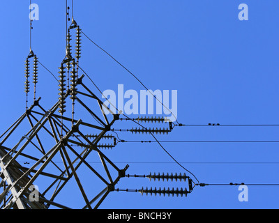 Alta tensione della linea di alimentazione della torre di trasmissione (dettaglio), Mosca, Russia Foto Stock