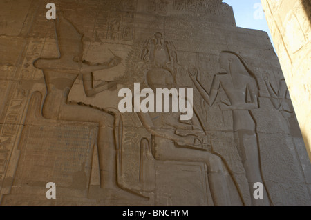 Ramesseum. Rilievo raffigurante il faraone Ramses II prima dio Seshat. L'Egitto. Foto Stock