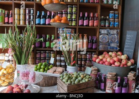 Parte della frutta e verdura a display Bill è produrre Store in Brighton, East Sussex, Inghilterra. Foto Stock