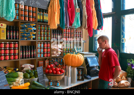 Parte della frutta e verdura a display Bill è produrre Store in Brighton, East Sussex, Inghilterra. Foto Stock