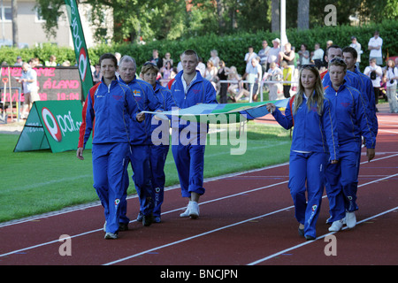 Bandiera Ufficiale ad una cerimonia di inaugurazione Natwest Island Games 2009 a Mariehamn sulle isole Åland 27 Giugno 2009 Foto Stock