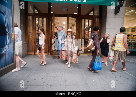 Gli amanti dello shopping nel nuovo Trader Joe's supermercato quartiere di Chelsea di New York Foto Stock