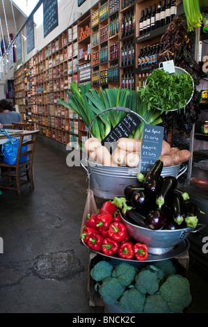 Parte della frutta e verdura a display Bill è produrre Store in Brighton, East Sussex, Inghilterra. Foto Stock