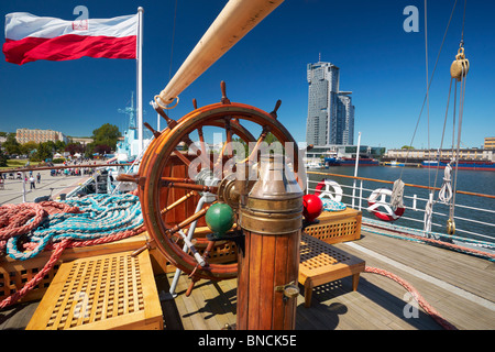 Nave a vela 'Dar Pomorza', vista al 'Sea torri' alto-aumento - Gdynia, Pomerania, Polonia Foto Stock