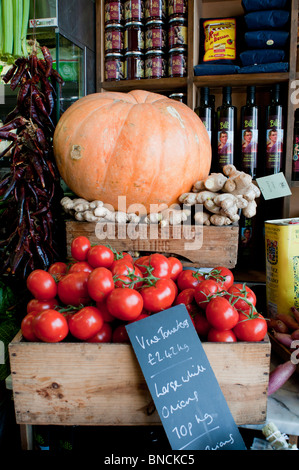 Parte della frutta e verdura a display Bill è produrre Store in Brighton, East Sussex, Inghilterra. Foto Stock