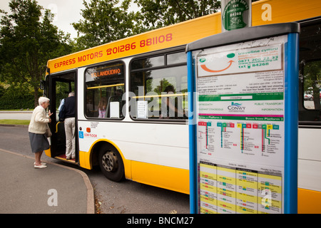 Regno Unito, Galles SNOWDONIA, Betws y Coed, mezzi di trasporto pubblico di passeggeri di giunzione motori Express X1 servizio bus per Llandudno Foto Stock
