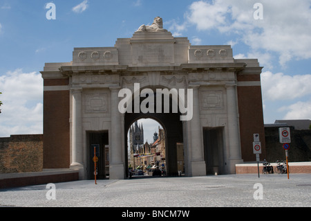 Una vista del lato orientale del Menin Gate Memorial da di Ypres. Il nome fiammingo per la città Ieper Foto Stock