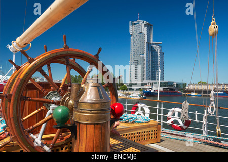 Nave a vela 'Dar Pomorza', vista al 'Sea torri' alto-aumento - Gdynia, Pomerania, Polonia Foto Stock