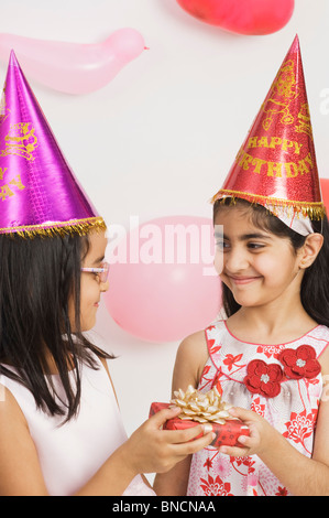 Due ragazze la celebrazione di una festa di compleanno Foto Stock