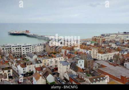 Il Brighton Pier visto dal Kemptown area della East Sussex città costiera. Foto Stock