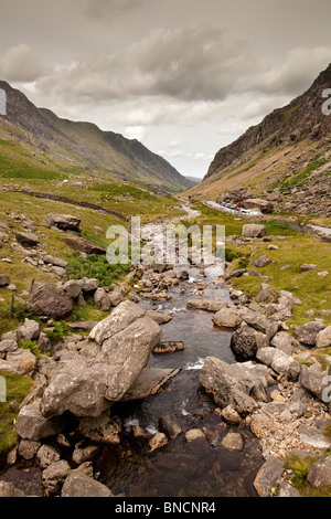 Regno Unito, Galles Snowdonia, passaggio di Llanberis, Pont, y Gromlech, Afon Nant Peris, il flusso che scorre attraverso la valle Foto Stock