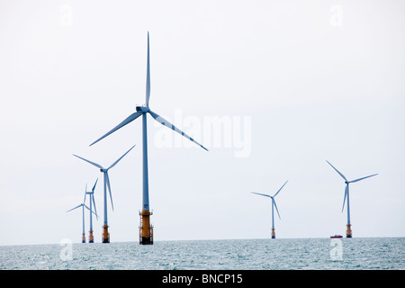 Le turbine eoliche off Walney Island, Barrow in Furness, Cumbria, Regno Unito. Foto Stock