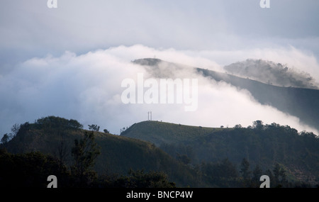 La nebbia che fluisce oltre Cemoro Lawang e nel cratere Gunung Bromo o Monte Bromo area Indonesia Java Foto Stock