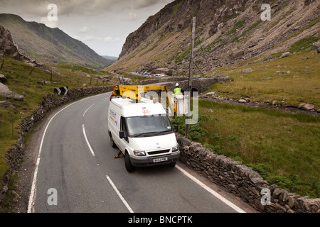 Regno Unito, Galles Snowdonia, passaggio di Llanberis, Pont, y Gromlech BT linea telefonica la riparazione in corso nella zona remota Foto Stock