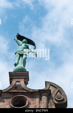 Statua in cima Stadtmuseum di Norimberga. Germania Foto Stock