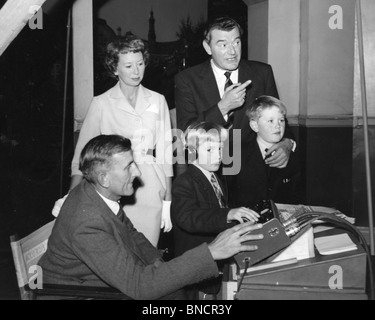 JACK HAWKINS con la famiglia a Elstree Studios in 1958. Moglie Doreen è con figli Andrea a sinistra e Nicola in sound studio. Foto Stock