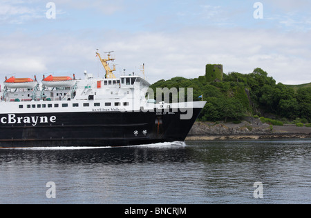 Un Caledonian MacBrayne traghetto passa Dunollie castello vicino a Oban Foto Stock