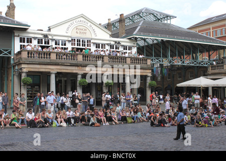 Animatore di strada rivolto verso la folla di spettatori al Covent Garden di Londra estate 2010 Foto Stock