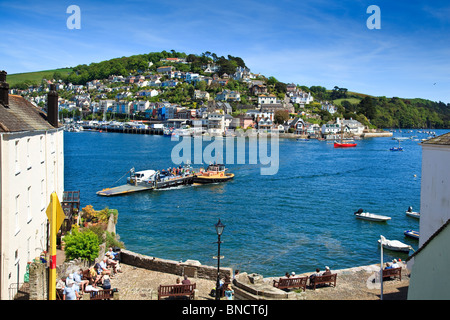 Vista sul fiume Dart da Dartmouth a Kingswear con il traghetto inferiore nel mezzo del fiume Foto Stock