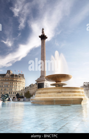 Nelson la colonna e fontane a Trafalgar Square a Londra, Inghilterra, Regno Unito Foto Stock