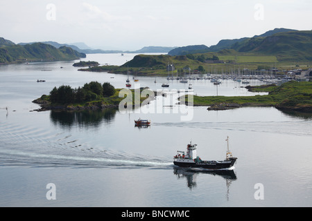 Un traghetto lasciando Oban Bay Foto Stock