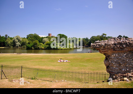 Verulamium Park che mostra le mura romane, St Albans, Hertfordshire, England, Regno Unito Foto Stock