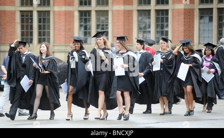 Celebrando laureati presso una università britannica di lasciare la loro cerimonia di laurea con il loro grado di certificati,UK Foto Stock