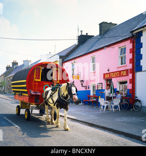 A cavallo il caravan & DAN FOLEY'S PUB ANASCAUL Penisola di Dingle contea di Kerry IRLANDA EUROPA Foto Stock