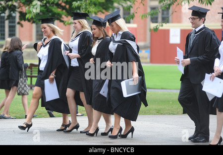 Celebrando laureati presso una università britannica di lasciare la loro cerimonia di laurea con il loro grado di certificati,UK Foto Stock