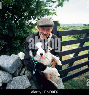 Pastore con il suo Border Collie SHEEPDOG CONNEMARA COUNTY GALWAY IRLANDA Foto Stock