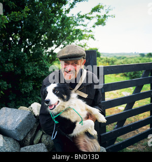 Pastore con il suo Border Collie SHEEPDOG CONNEMARA COUNTY GALWAY IRLANDA Foto Stock