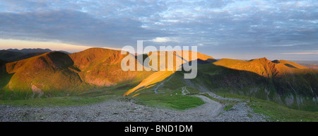 Alba la luce del sole sulle montagne nel Lake District inglese. Vela, cicatrice Crags, Anguilla dirupi, Grasmoor Hopegill e testa. Foto Stock