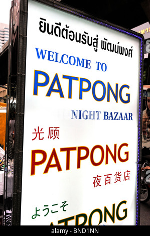 Segno accoglie i turisti di Patpong Night Bazaar a Bangkok Foto Stock