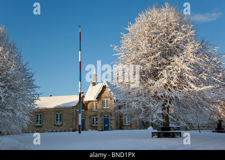 L'inverno il villaggio verde nel piccolo villaggio di Slingsby nel North Yorkshire in Inghilterra. Foto Stock