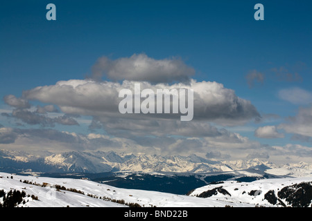 Cumulus cloud passando sopra l' Alpe di Siusi Ortisei Val Gardena Dolomiti Foto Stock