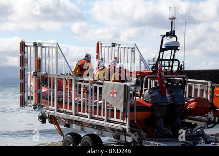 Lancio della costiera a Criccieth scialuppa di salvataggio della Royal National scialuppa di salvataggio Institute (RNLI) su un esercizio di formazione. Foto Stock