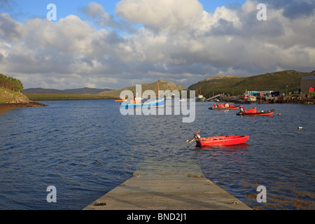 Sera La luce del sole sulle barche a Miavaig, Loch Roag, isola di Lewis, Ebridi Esterne, Scozia Foto Stock