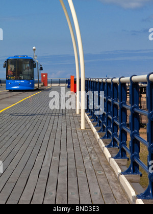 Il tram a Southport Pier Merseyside England il secondo più lungo molo nel Regno Unito aperta per la prima volta nel 1860 ed esteso 1868 Foto Stock