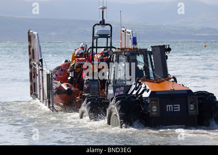 Lancio della costiera a Criccieth scialuppa di salvataggio della Royal National scialuppa di salvataggio Institute (RNLI) su un esercizio di formazione. Foto Stock