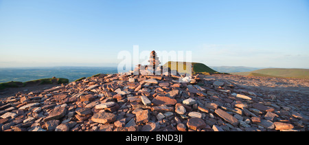 Rock Cairn sul vertice di mais Du con Pen Y Fan in background, Brecon Beacons, Galles Foto Stock