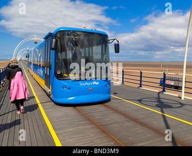 Il tram a Southport Pier Merseyside England il secondo più lungo molo nel Regno Unito aperta per la prima volta nel 1860 ed esteso 1868 Foto Stock