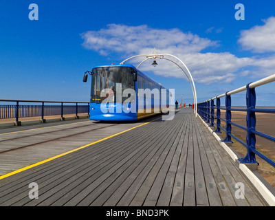 Il tram a Southport Pier Merseyside England il secondo più lungo molo nel Regno Unito aperta per la prima volta nel 1860 ed esteso 1868 Foto Stock