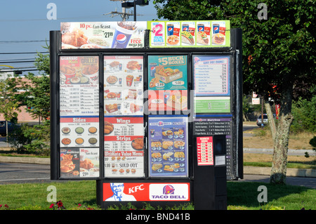 Guidare attraverso il menu in KFC e Taco Bell un ristorante fast food usa Foto Stock